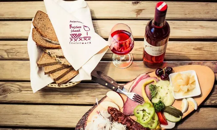 Nach einer Wanderung durch die schönen Weinberge lockt die herzhafte Jause bei der Buschenschenke. So lässt es sich leben 