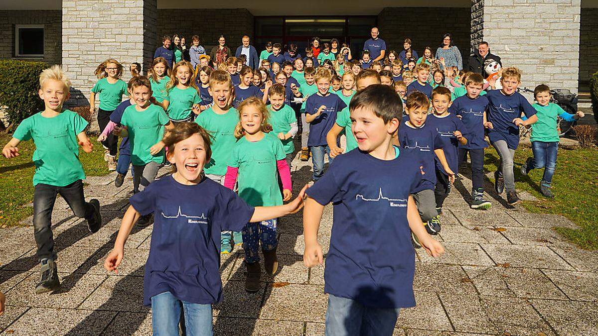 Mit ihren bunten T-Shirts tragen die Volksschüler die Künstlerstadt Gmünd in die Welt hinaus