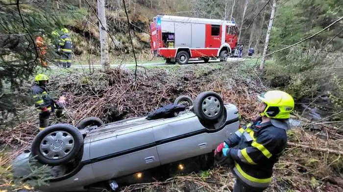 Der Pkw kam von der Straße ab und überschlug sich