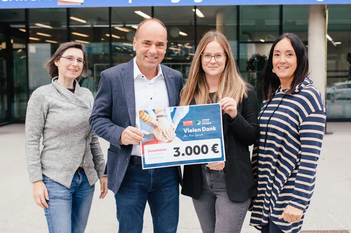 In diesen schweren Zeiten sieht es Erich Grössl, Niederlassungsleiter bei Dussmann Steiermark, als seine „Verpflichtung“, Menschen in Not zu unterstützen. Die Spende an „Steirer helfen Steirern“ hat beim Unternehmen daher schon Tradition. Sie spendeten 3000 Euro.