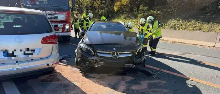 Die aus Tirol stammende Lenkerin des Autos wurde unbestimmten Grades verletzt