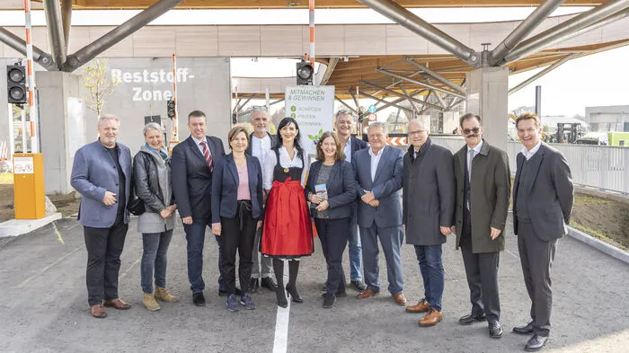 Eröffnung des Ressourcenpark Neu, von links nach rechts: Holding Graz Zentralbetriebsratsvorsitzender Horst Schachner, Holding Graz Aufsichtsrätin Lisa Rücker, Landtagsabgeordneter Klaus Zenz, Vizebürgermeisterin Judith Schwentner, Architekt Gerwin Kortschak, Spartenbereichsleiterin Holding Graz Abfallwirtschaft Alice Loidl, Bürgermeisterin Elke Kahr, Stadtrat Manfred Eber, Holding Graz Vorstandsvorsitzender Wolfgang Malik, Landesrat Johann Seitinger, Bezirksvorsteher Puntigam Helmuth Scheuch, Holding Graz Vorstand Gert Heigl