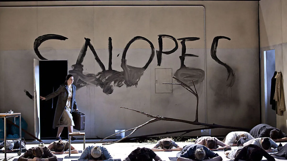 Das von der Masse auf die Tuchwände geschmierte "Salopes" (so viel wie "Huren") steht im Gegensatz zur Überzeugung der Nonnenr 