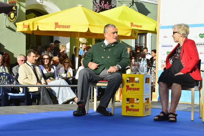 Karl und Therese Schwarzenberg. Links im Hintergrund: Sohn Johannes "Aki" Schwarzenberg mit seiner Frau Francesca Riario-Sforza