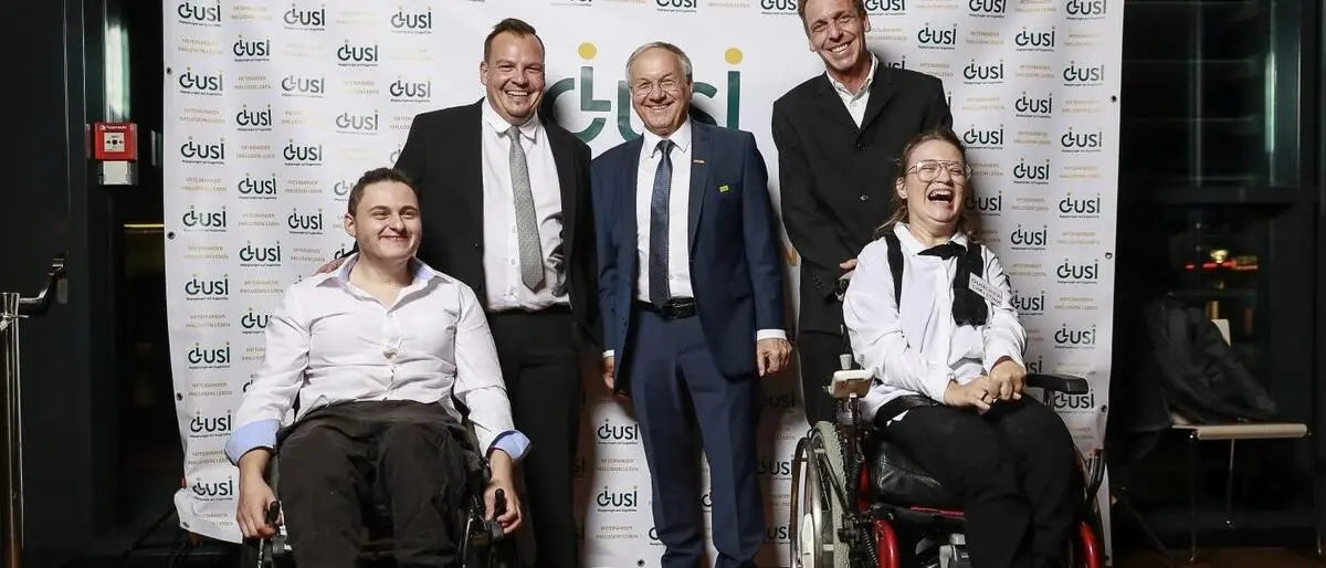 Der Clusi-Vorstand Dominik Ertl, Christina Hofer (beide vorne), Stefan Puntigam und Stefano Plank mit Bürgermeister Josef Ober