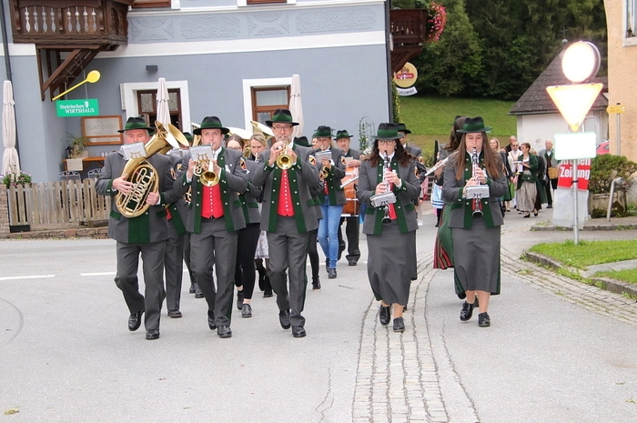 Nach der Segnung der Erntekrone zelebrierte der Priester die Erntedankmesse, welche von den Kindern der Volksschule mitgestaltet wurde.