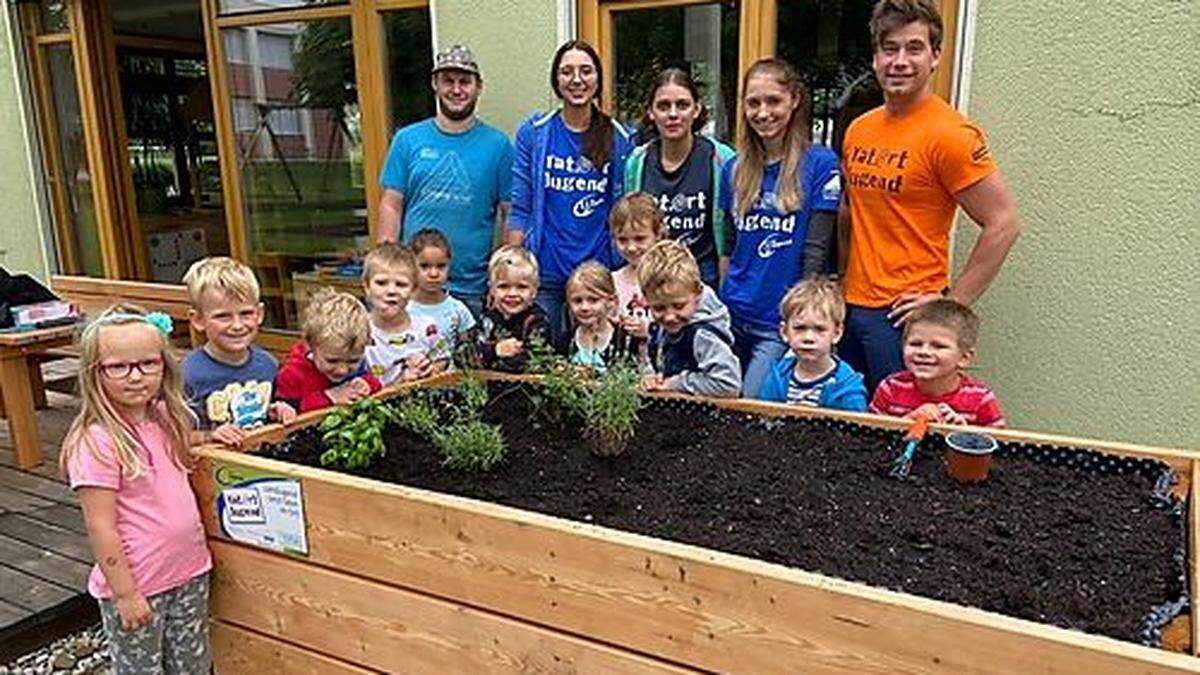 Freude über die errichteten Hochbeete im Kindergarten Glanegg