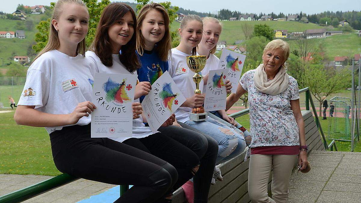 NMS Stallhofen: Johanna Gößler, Corinna Liebmann, Sarah Rumpf, Leonie Wagner und Sophie Winkelhofer mit Ilse Steinkellner