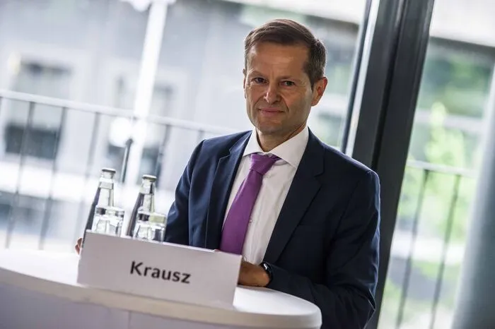 Der am Max-Planck-Institut für Quantenoptik in München tätige österreichisch-ungarische Physiker Krausz erhält den Nobelpreis für "experimentelle Methoden, die Attosekunden-Lichtimpulse zur Untersuchung der Elektronendynamik in Materie erzeugen". Solche kurzen Lichtblitze waren ihm 2001 mit seinem Team an der Technischen Universität (TU) Wien erstmals gelungen. Seither konnte Krausz zahlreiche Echtzeit-Filmaufnahmen der Bewegung von Elektronen in Molekülen und Atomen aufnehmen.