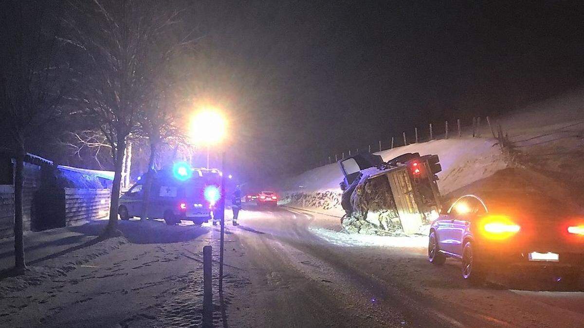 Der Lkw kippte vollbeladen um