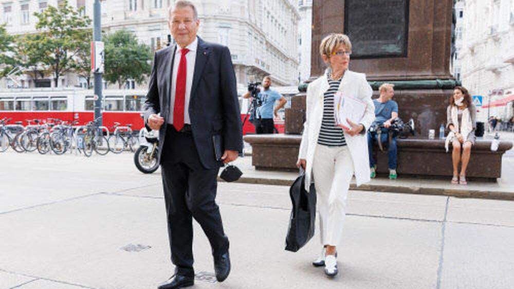 Pensionistenvertreterin Ingrid Korosec und Peter Kostelka am Weg zu den Verhandlungen 