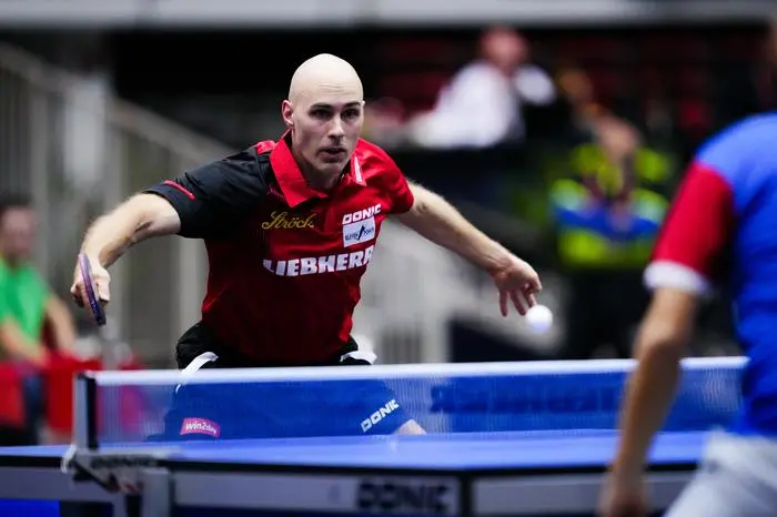 ABD0118_20241017 - LINZ - ÖSTERREICH: Daniel Habesohn (AUT) während des Spiels gegen Lubomir Pistej (SLK) am Donnerstag, 17. Oktober 2024, anlässlich der Tischtennis Europameisterschaft in Linz. - FOTO: APA/EVA MANHART
