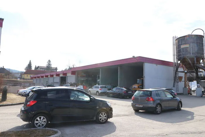 Ab 9 Uhr bildete sich am Samstag eine lange Autschlange vor dem Bauhof in Feldkirchen.