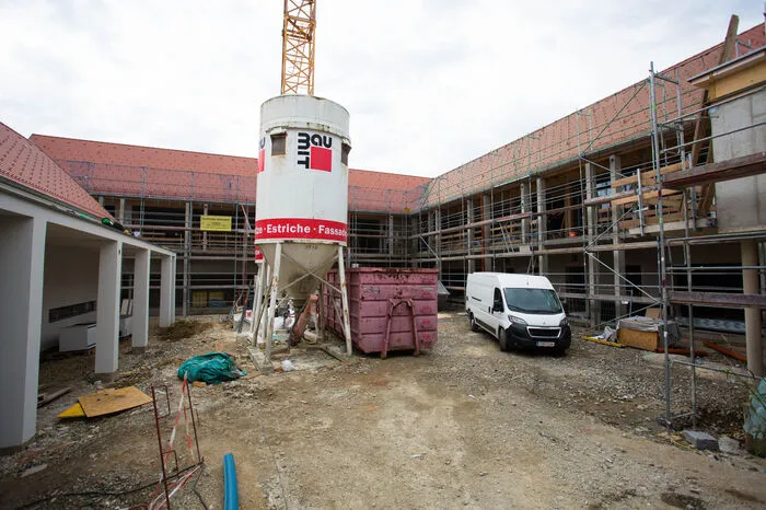 Blick auf die Baustelle. Links das Baronigg-Gebäude, rechts und vorne der Trakt für Musikschule und Musikverein-