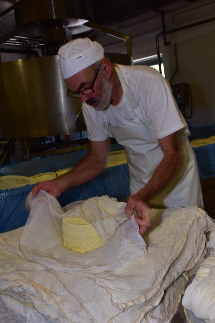 Der Käse wird in Formen gegossen und mit Hilfe eines Tuchs zu einem Beutel geformt