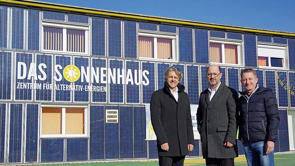 Direktor Christian Wohlmuth, Prokurist Wolfgang Grill und Abteilungsleiter Gerhard Pircher vor dem Sonnenhaus, dem Kernstück und Symbol der Solarstrom-Initiative
