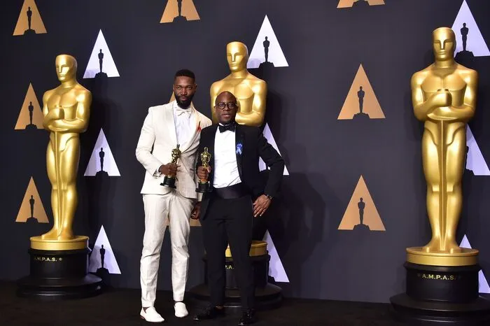 Nach der peinlichen Panne standen die Sieger der Königsdisziplin fest: die Macher von "Moonlight". Im Bild: Drehbuchautor Tarell Alvin McCraney mit Autor und Regisseur Barry Jenkins. Sie erhielten auch den Oscar für das beste adaptierte Drehbuch.