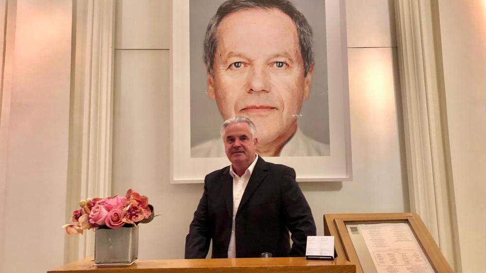 Der Chef ist immer dabei: Tschebull-Wirt Hannes Tschemernjak im Foyer des &quot;Cut&quot; unter dem Porträt von Wolfgang Puck
