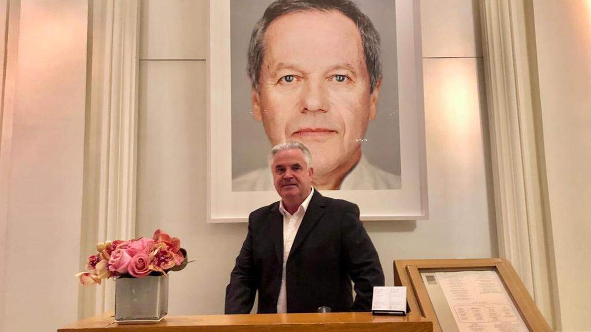 Der Chef ist immer dabei: Tschebull-Wirt Hannes Tschemernjak im Foyer des &quot;Cut&quot; unter dem Porträt von Wolfgang Puck