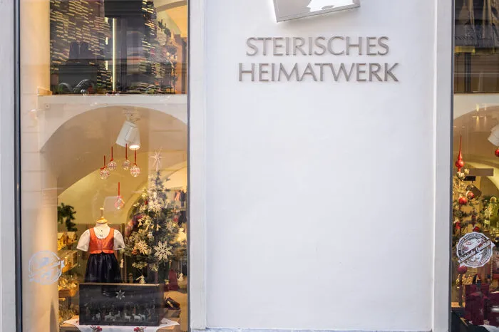 Hier im Bild noch nicht zu sehen - wird das Schaufenster am Samstag, 26. November grün und mit Leben gefüllt. Elfriede Puregger aus Semreiach zeigt von 9.30 Uhr bis 13 Uhr, wie Adventkränze gebunden werden.