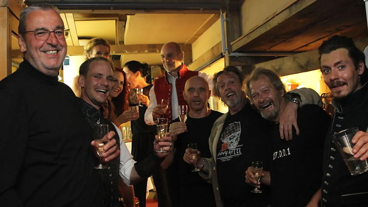 Ausgelassene Premierenstimmung in der Garderobe