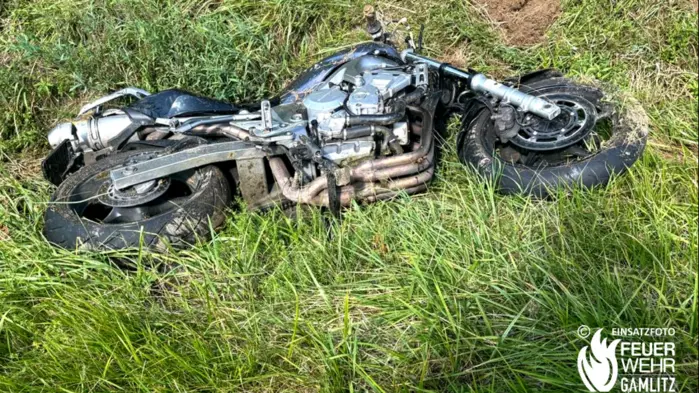 Der Motorradlenker kam durch die Kollision zu Sturz