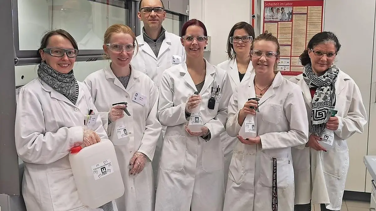 Das Team von Professor Thomas Prohaska beim Abfüllen des Desinfesktionsmittels