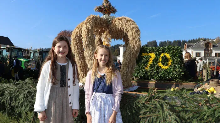 Das Jubiläum wurde mit einem Ernteumzug mit 27 prachtvollgeschmückten Erntewägen bei wunderbaren Herbstwetter gestartet.  