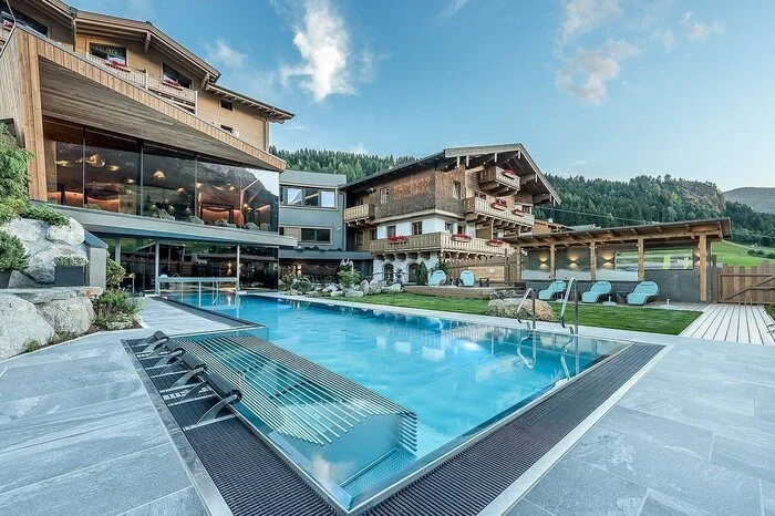 Das Hotel Riederalm in Leogang hat einen Vier-Sterne-Superior-Status und einen Wellness- und Badebereich mit mehr als 2000 Quadratmetern.