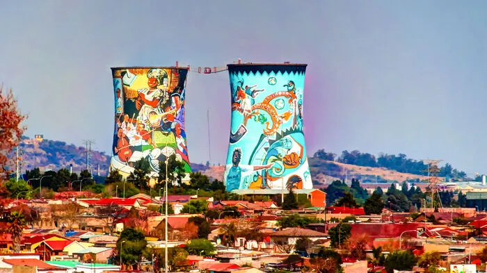 Soweto ("South Western Township") das berühmteste Township. Die ehemaligen Kühltürme des Kraftwerks sind zum Wahrzeichen geworden. Und ein Ziel für Bungee-Springer