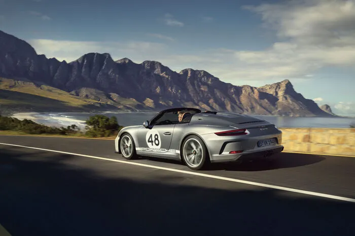 Befeuert wird der Purist unter den 911ern von 4-Liter-Boxermotor, der im noch aktuellen GT3 und GT3 RS frei atmet. Im Speedster entwickelt er 502 PS, orgelt bis 9000 Touren, stemmt 470 Newtonmeter Drehmoment auf die Kurbelwelle und ist an ein manuelles Sechs-Gang-Getriebe gekoppelt.