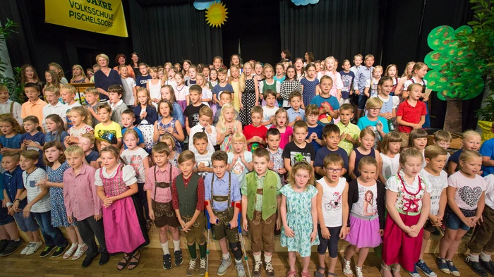 Am Freitag der vorletzten Schulwoche blickten die 173 Schülerinnen und Schüler gemeinsam mit dem 26-köpfigen Schulteam mit einem bunten Fest in der Oststeirerhalle auf die 400-jährige Geschichte ihrer Schule zurück.