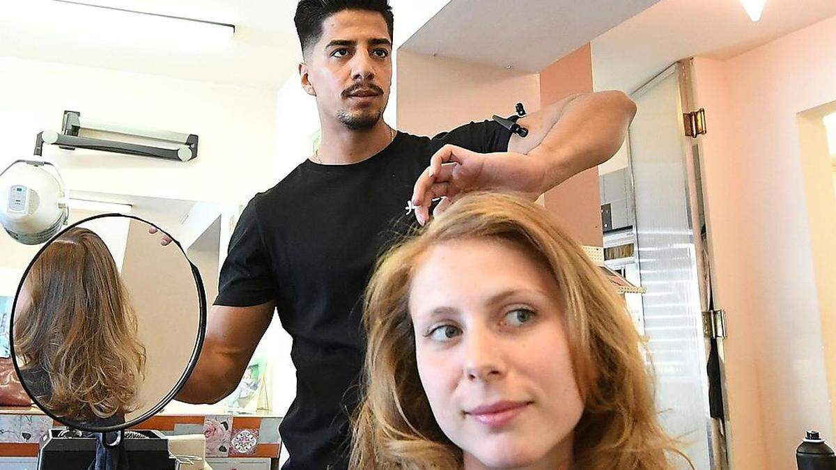 &quot;Keine Denkverbote&quot;, appelliert der steirische WK-Präsident Josef Herk. Am Bild ein afghanischer Asylwerber, der eine Lehre bei einem Friseur in Innsbruck absolvierte