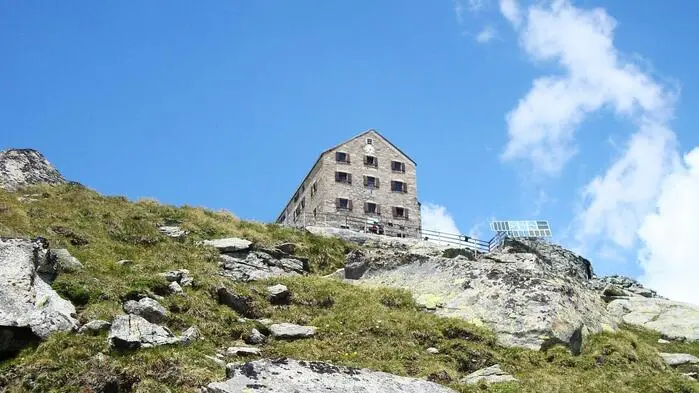 Eine hoch gelegene Hütte auf einem Felsvorsprung