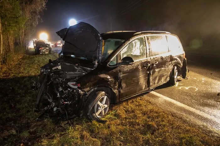 Der Autolenker erlag seinen Verletzungen am Unfallort.