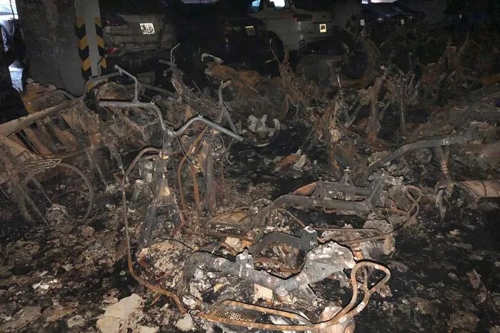 Das Feuer brach kurz nach Mitternacht aus zunächst ungeklärter Ursache in der Tiefgarage des 20-stöckigen Gebäudes aus, wie staatliche Medien berichteten. In dem Wohnkomplex namens Carina Plaza leben mehr als 700 Familien.  