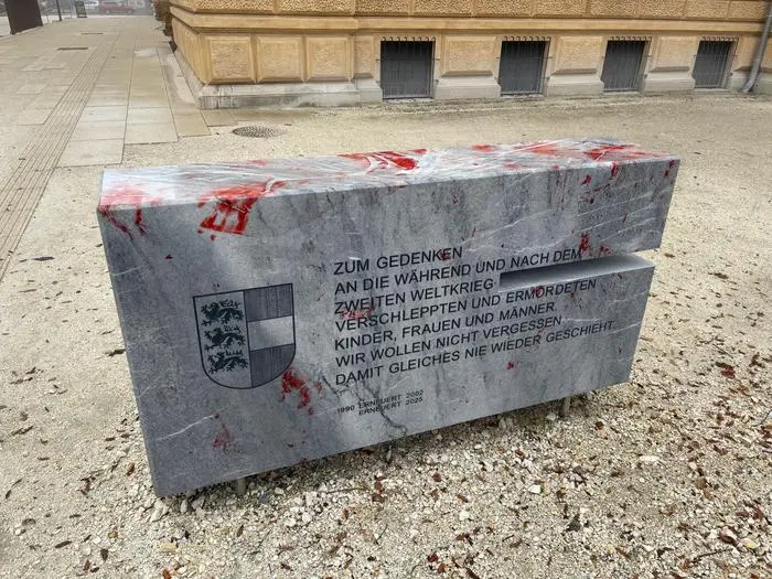 Der beschmutzte Gedenkstein