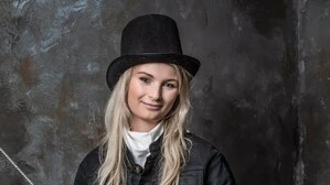 Eine junge Frau in Rauchfangkehrer- Bekleidung lächelt in die Kamera  | Silvia Novak ist bereits in der vierten Generation als Rauchfangkehrerin unterwegs