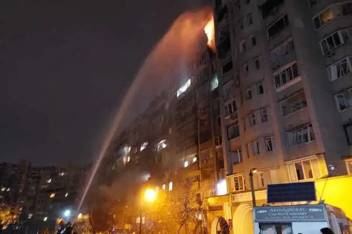 Die ukrainische Feuerwehr kämpft gegen einen Brand in einem Mehrparteienhaus