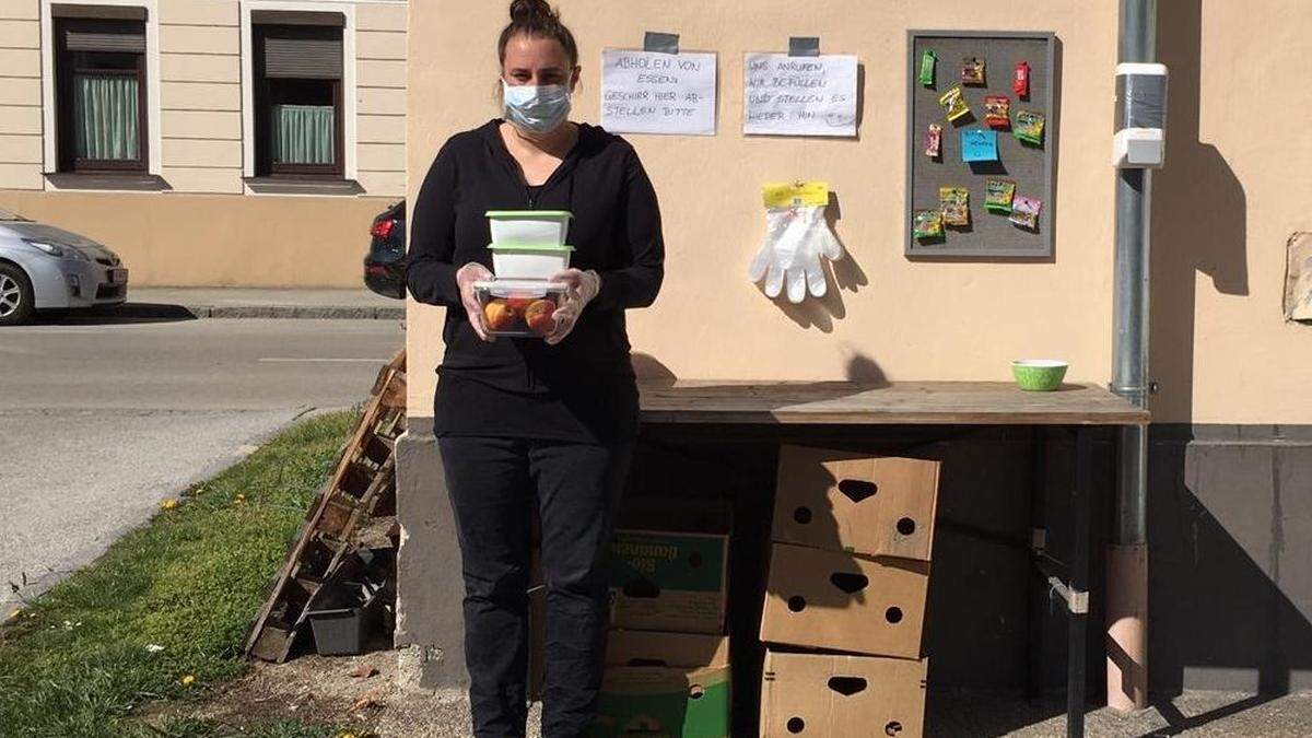 Manuela Wresnik verteilt von Dienstag bis Donnerstag eine warme Mahlzeit, Lebensmittel- und Hygienepakete aus