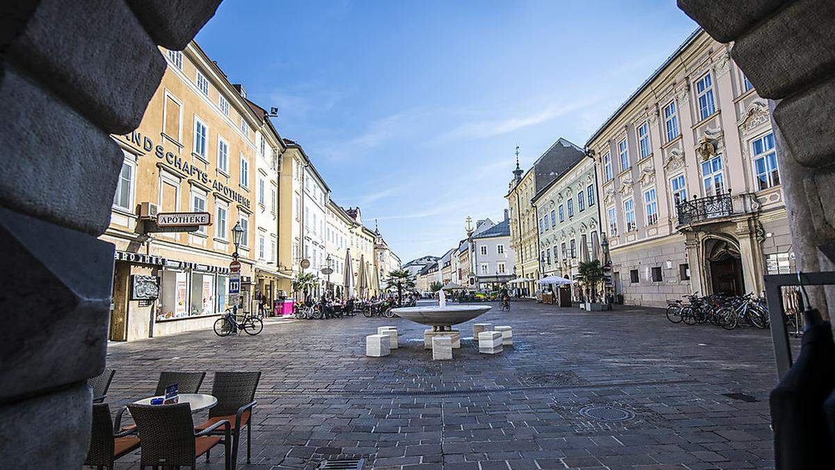 Bei diesem Brunnen auf dem Alten Platz in Klagenfurt kam es zur verhängnisvollen Attacke 