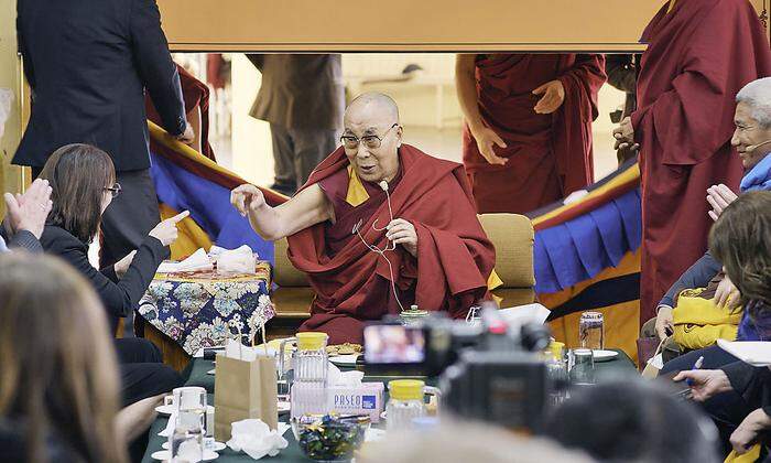 "Menschen beten seit Tausenden Jahren zu Gott und buddha. Gesellschaftlich gesehen, ist das Egebnis nicht sehr erheblich", sagt der Dalai Lama