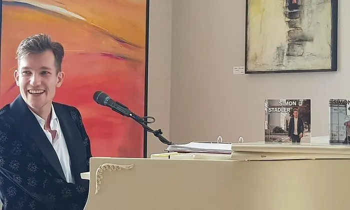 Simon Stadler spielte ein Wohnzimmerkonzert für den guten Zweck