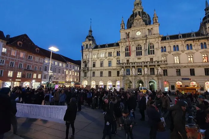 Bemerkenswert: Unter den Demonstrierenden befand sich auch Bedrana Ribo, grüne Nationalratsabgeordnete aus Graz, die als Kind selbst aus Bosnien geflüchtet ist.