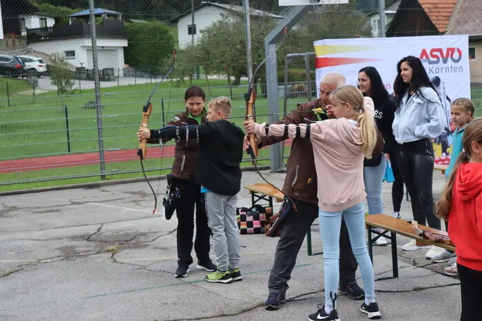 Mädchen und Burschen übten sich in den einzelnen Sportarten, wie z.B. beim Bogenschießen.