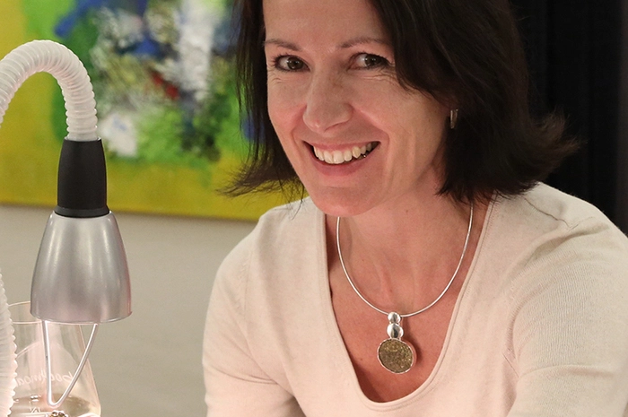 Südsteirische Frauen, davon ist Franziska Jahrbacher überzeugt, wünschen sich besonderen Schmuck. In ihrem Atelier in Wildon kommt sie diesem Wunsch seit 1999 nach und verfertigt Unikate in Gold und Silber mit außergewöhnlichen Edelsteinen aus der Steiermark oder auch geschliffenem Holz. Jedes Schmuckstück ist ein Unikat und so einzigartig wie die Frau, die ihn trägt.