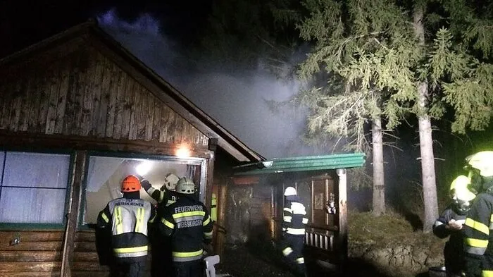 Feuerwehrleute beim Einsatz in Weißkirchen