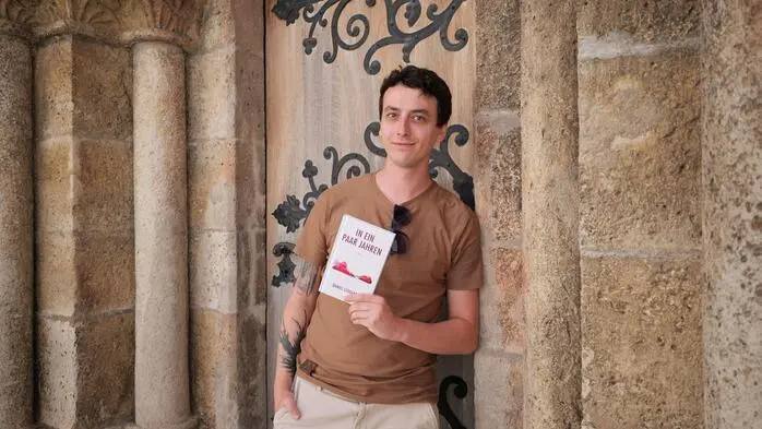 Mit „In ein paar Jahren“ präsentiert Autor Daniel Stögerer bereits seinen zweiten Roman. Er lebt heute in Festenburg und arbeitet weiterhin in Teilzeit in einem Wiener Krankenhaus