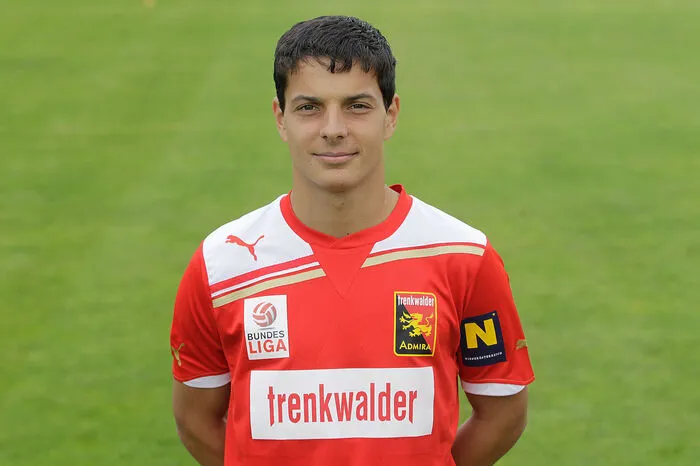 Und konnte sich für die Bundesliga empfehlen und wechselte zur Admira. 46 Spiele absolvierte er für die Südstädter und erzielte dabei 23 Tore. Die Wiener Austria wurde aufmerksam.