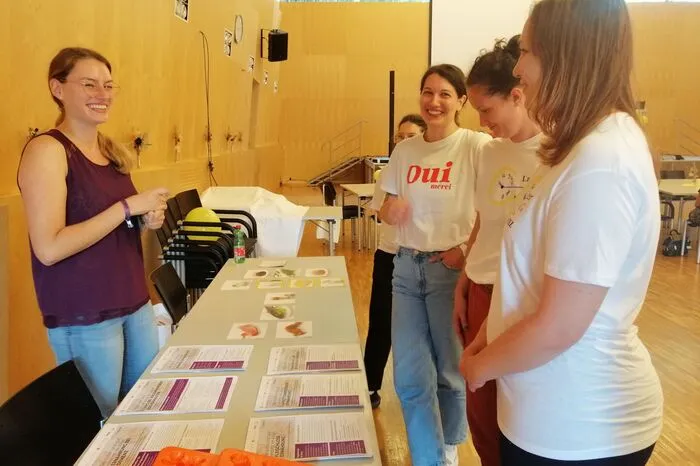 Die Ergotherapie-Studierenden leiteten die Besucher beim Ausprobieren von Hilfsmitteln und VR-Brillen an